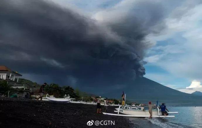 印尼火山喷发致旅游危机，多名中国游客滞留巴厘岛