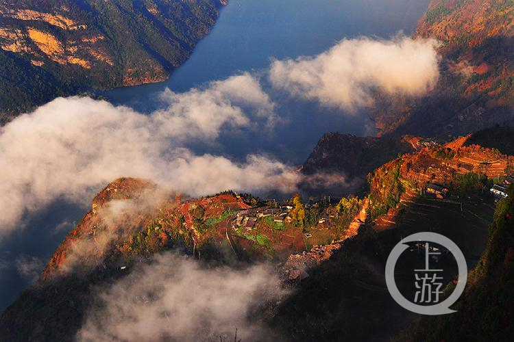 初冬巫山下庄村云雾缭绕美景如画