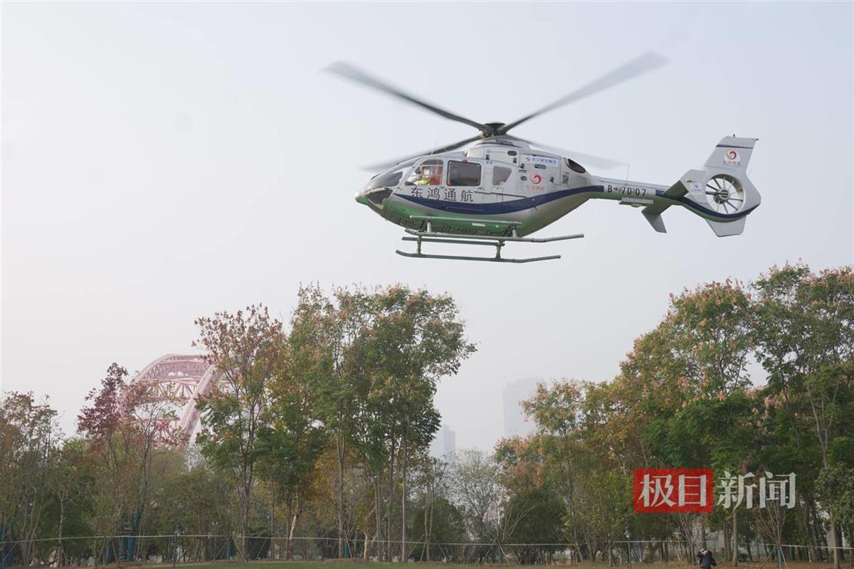 武汉首条低空观光航线试飞成功，点亮城市新名片，低空经济展翅高飞