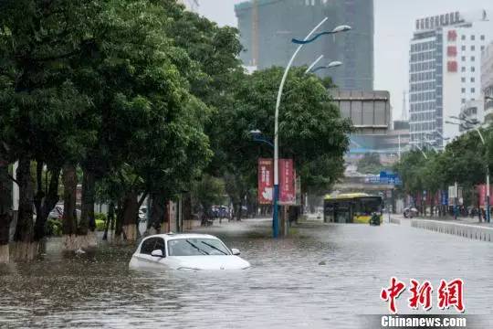 台风过后海口金盛达建材城周边应急响应及市民观察