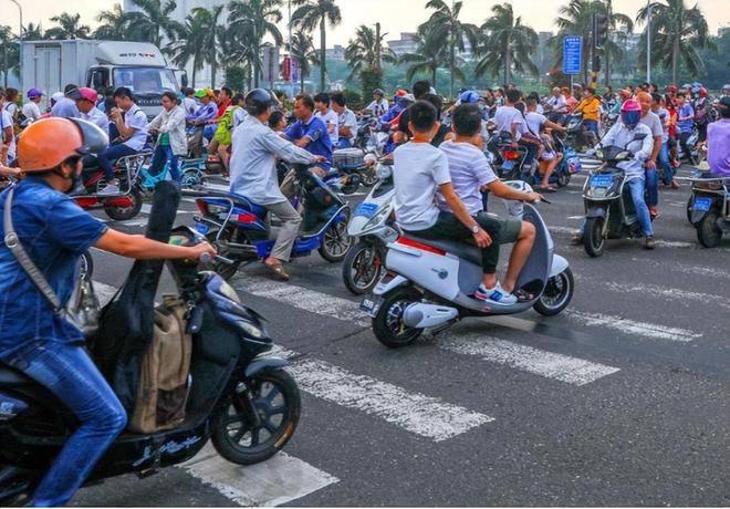 真相揭秘，警惕假消息，探究砸毁市民200多辆电动自行车事件真相